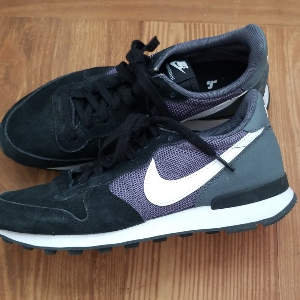 Nike Athletic Shoes 7.5 black running shoes tennis shoes sneakers